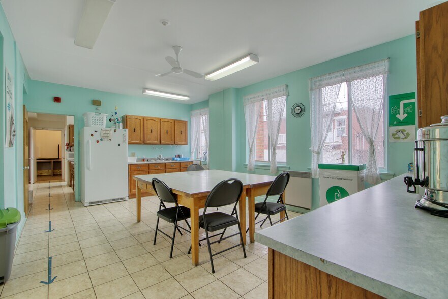 More Photos Of 3505 rue Bagot, Montréal Office For Sale