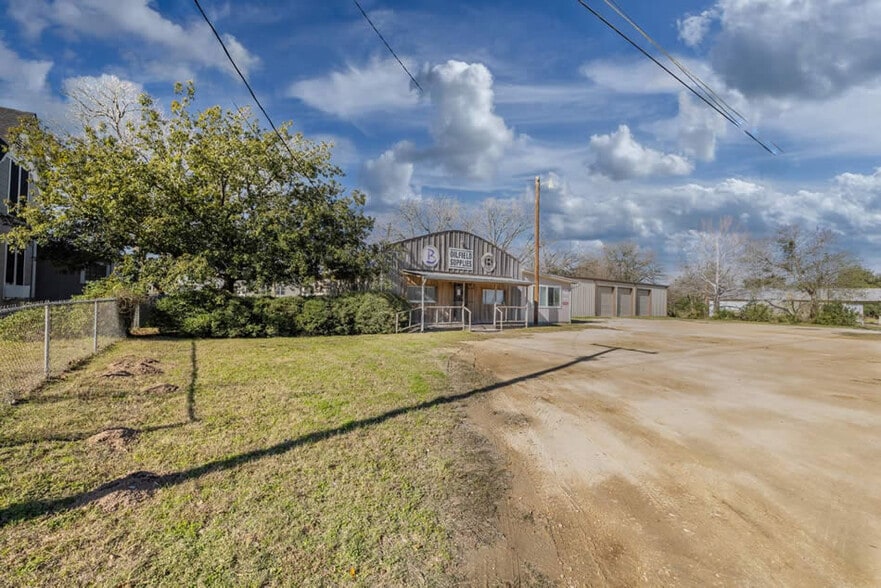 More Photos Of 713 N Riedel St, Yorktown Office For Sale