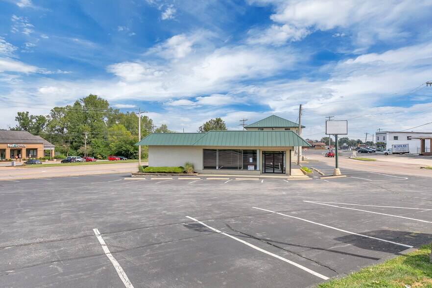 More Photos Of 11501 Concord Village Ave, Saint Louis Freestanding For Lease