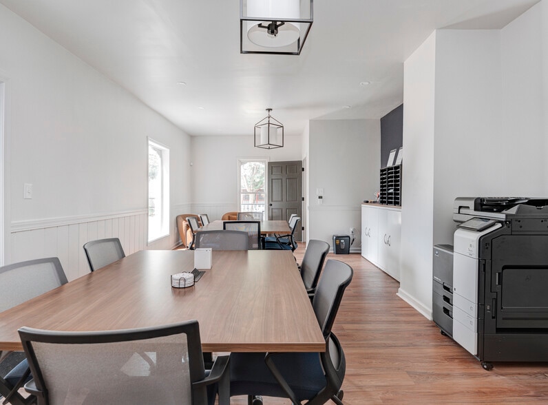 More Photos Of 6543 Ferguson St, Indianapolis Office Residential For Lease