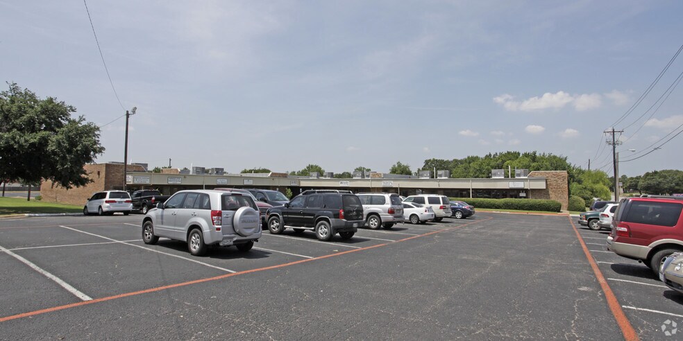 More Photos Of 951 W Pipeline Rd, Hurst Office For Lease