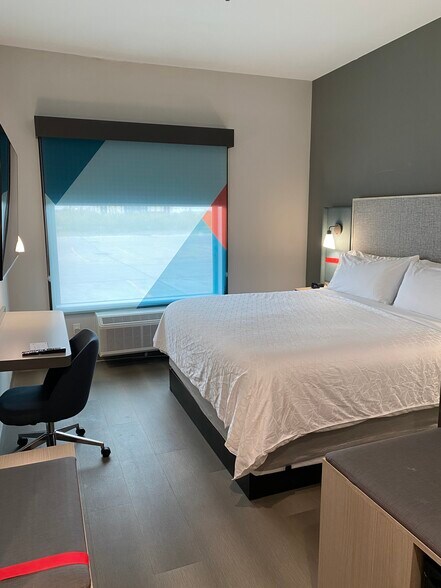 More Photos Of 281 Buddy Ganem Dr, Portland Hotel For Sale