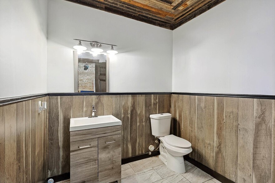 More Photos Of 1426 N Main St, Fort Worth Storefront Retail Office For Lease