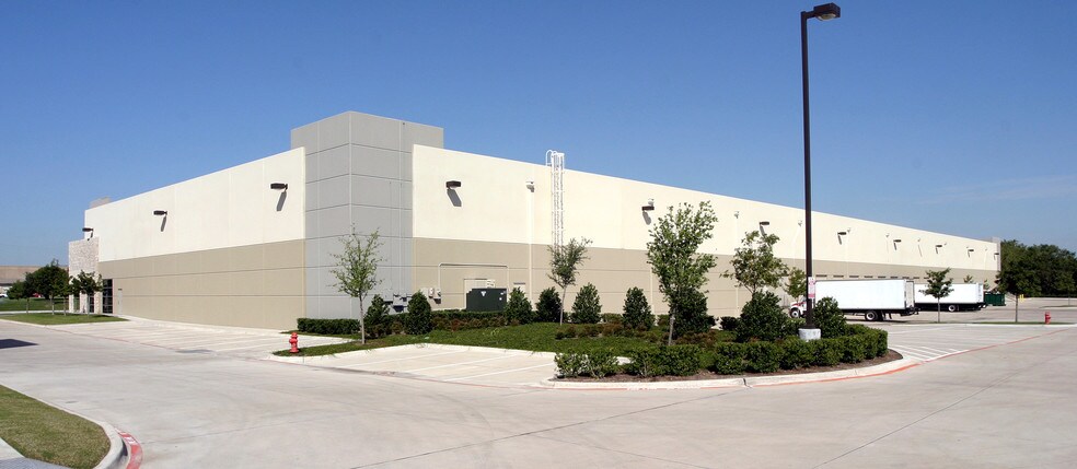 More Photos Of 700 Freeport Pky, Coppell Warehouse For Lease