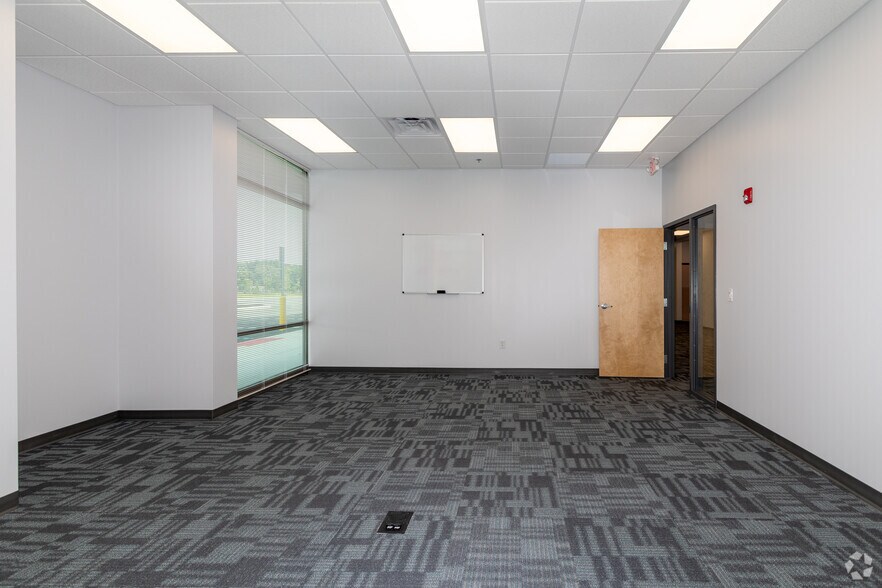More Photos Of 4259 US-130, Edgewater Park Distribution For Lease