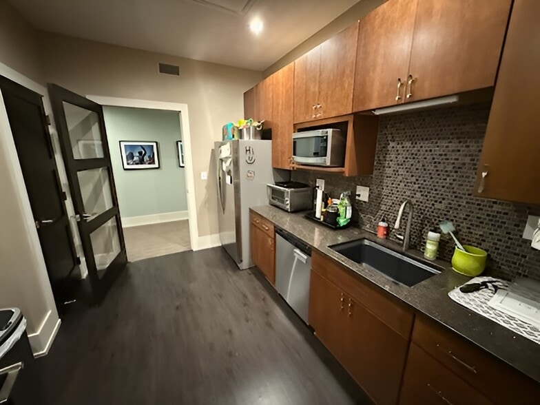 More Photos Of 420 W 98th St, Kansas City Medical For Sale