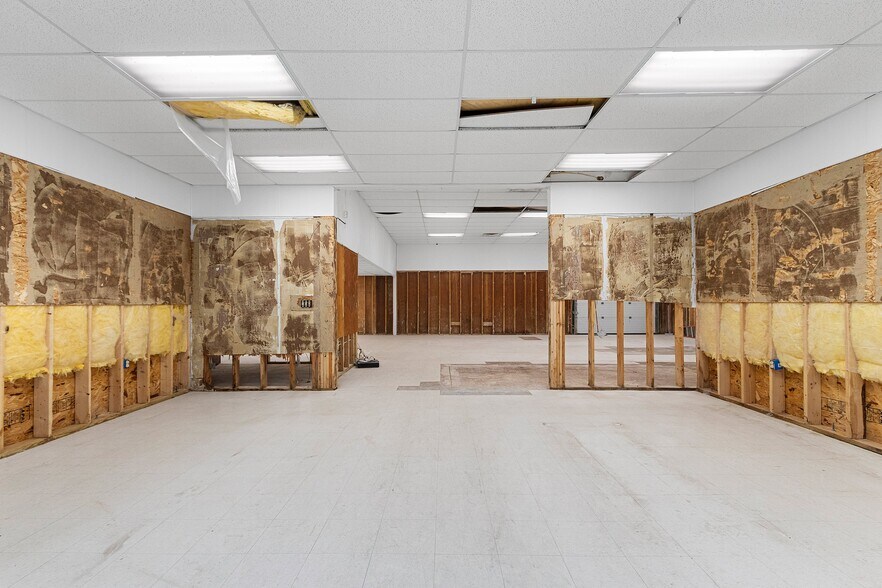 More Photos Of 5814 Calumet Ave, Manitowoc General Retail For Sale