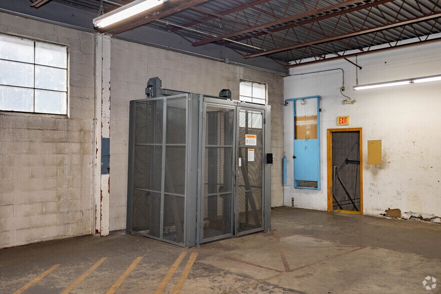 More Photos Of 11 E 2nd St, Mineola Warehouse For Lease