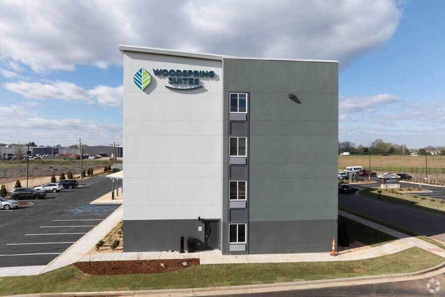 More Photos Of 900 Boardroom Dr, Prattville Hotel For Sale