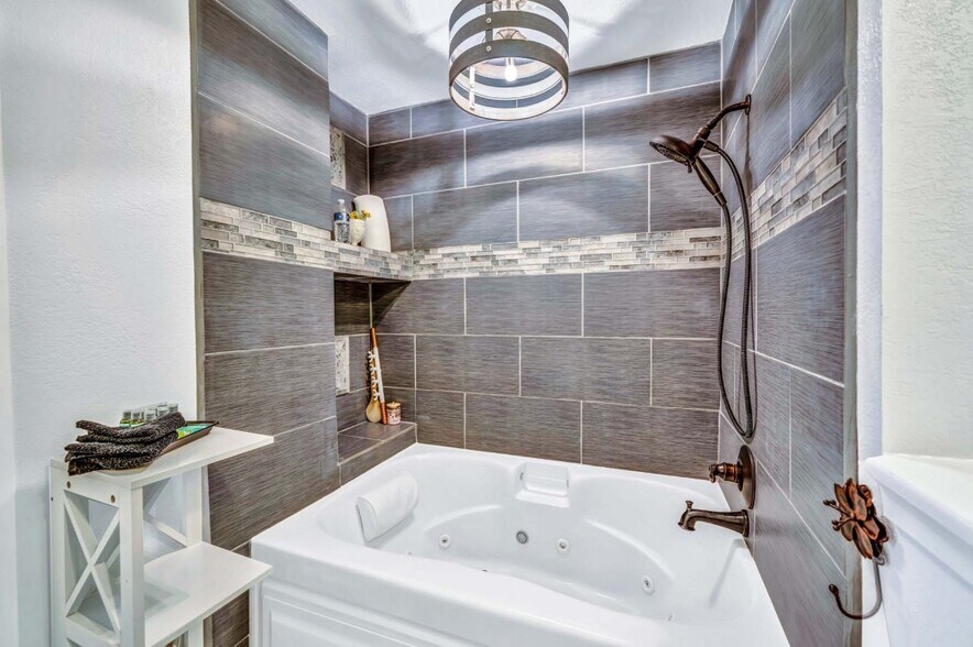 More Photos Of 208 Valley View Dr, Kerrville Lodge Meeting Hall For Sale