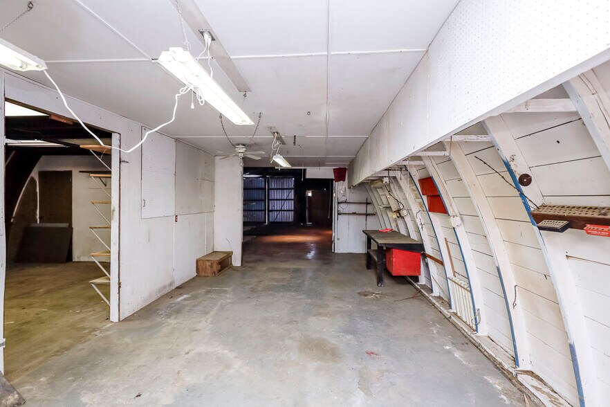 More Photos Of 201 W Silknitter St, Rose Hill Self Storage For Sale