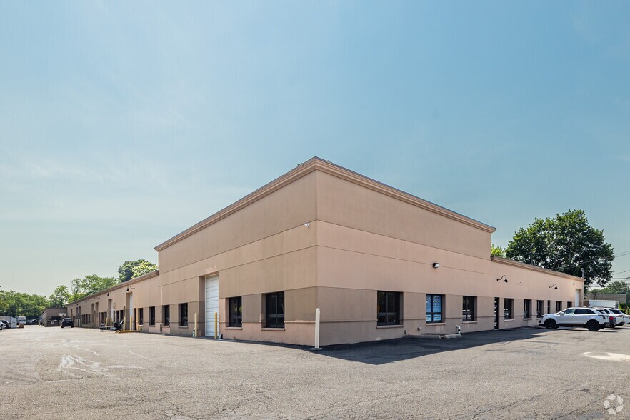 Primary Photo Of 41-75 Heisser Ct, Farmingdale Warehouse For Lease