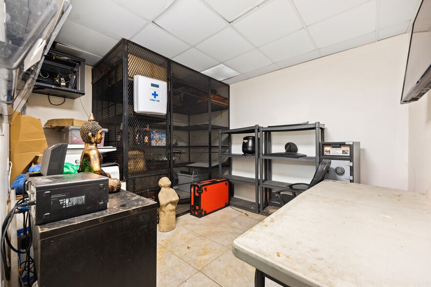 More Photos Of 122 Dyckman St, New York Restaurant For Lease