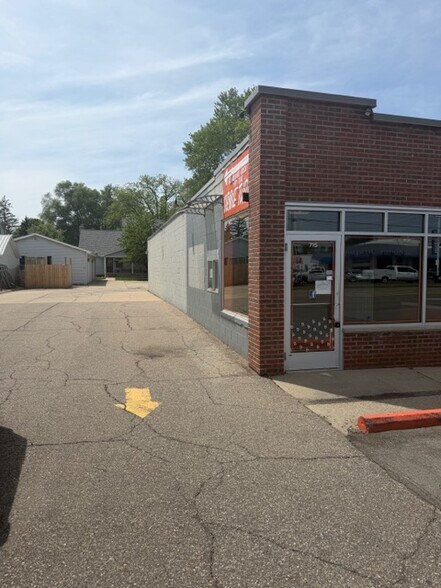 More Photos Of 715-725 N State Rd, Davison Freestanding For Lease