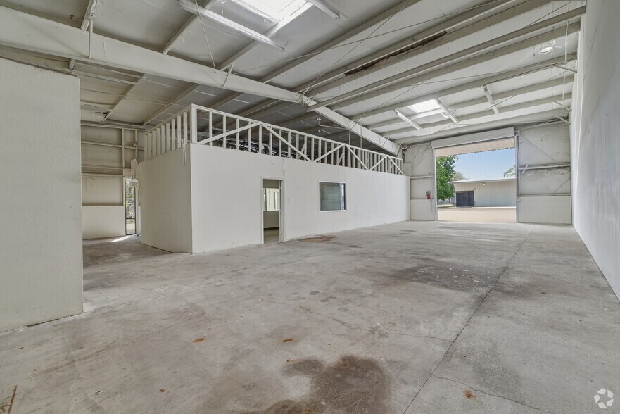 More Photos Of 1800 Sherwood Forest St, Houston Warehouse For Lease