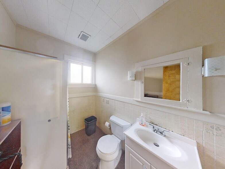 More Photos Of 2702-2704 Peach St, Erie Office Residential For Lease