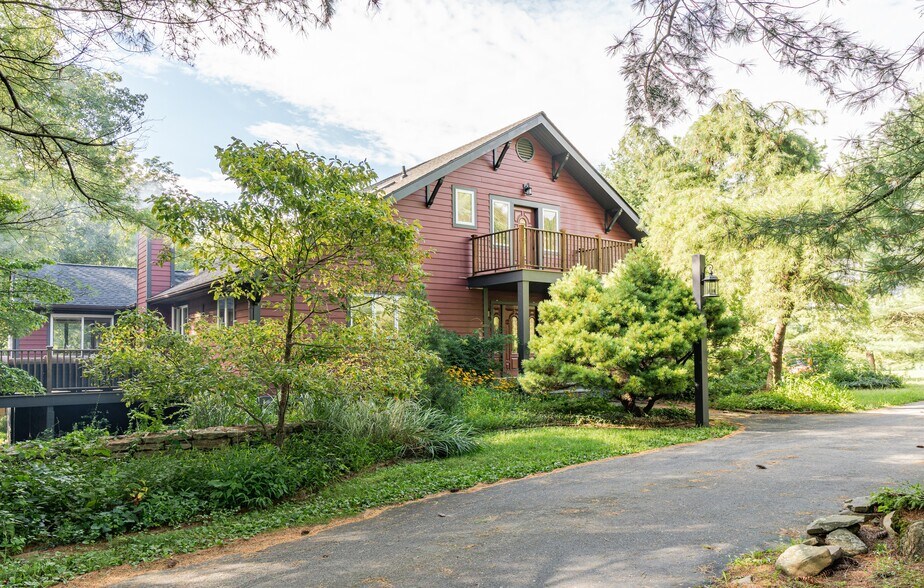 More Photos Of 37 Patricia Dr, Pleasant Valley Specialty For Sale