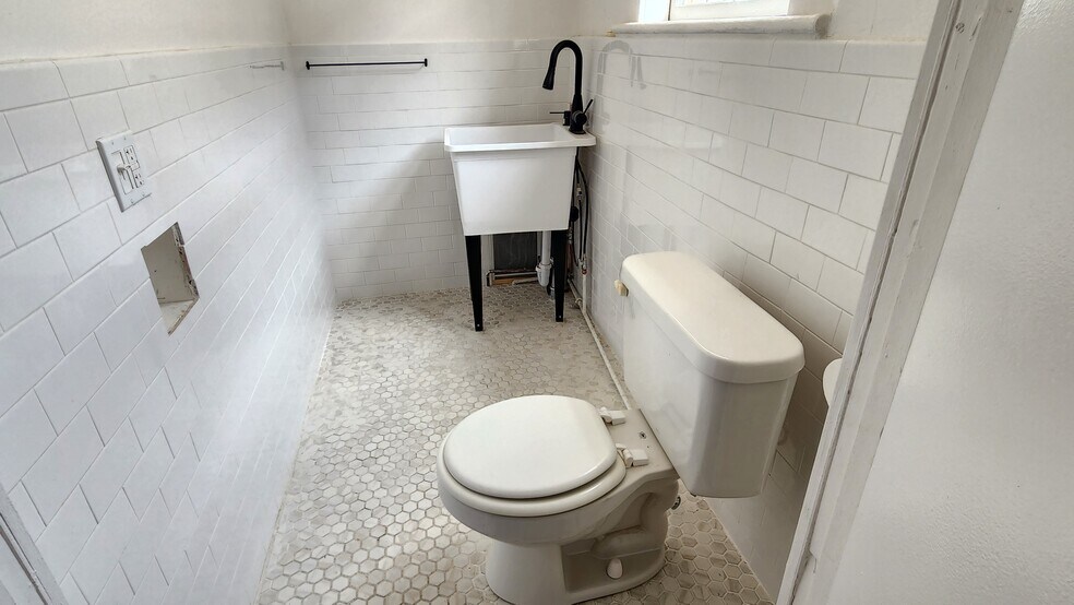 More Photos Of 725-727 Warren St, Hudson Storefront Retail Residential For Lease
