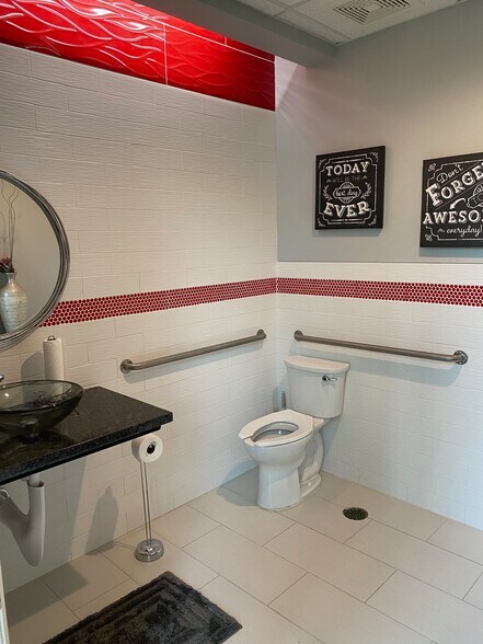 More Photos Of 804 S Friendswood Dr, Friendswood Office For Lease