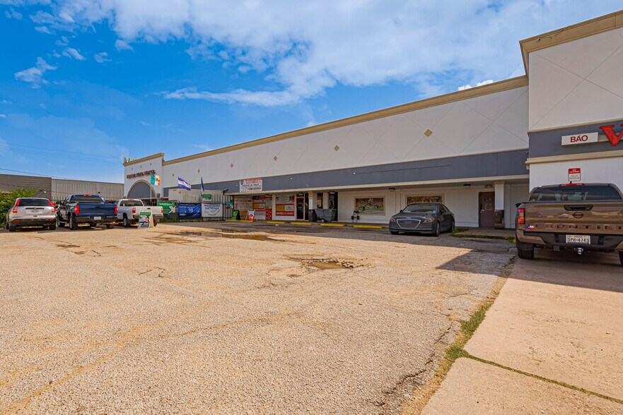 More Photos Of 8002-8138 Boone Rd, Houston Storefront For Sale