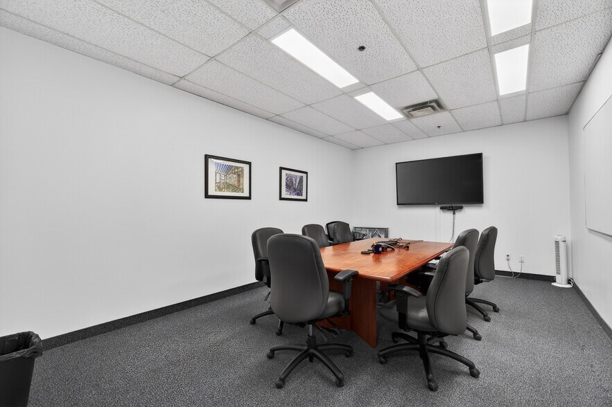 More Photos Of 455 Boul Fénelon, Dorval Medical For Lease