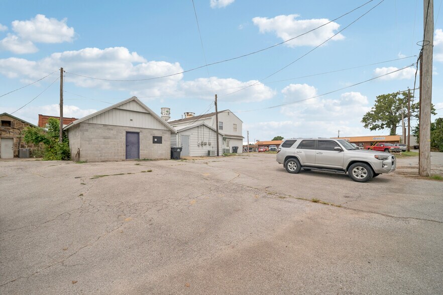 More Photos Of 119 N Broadway, Coweta General Retail For Sale