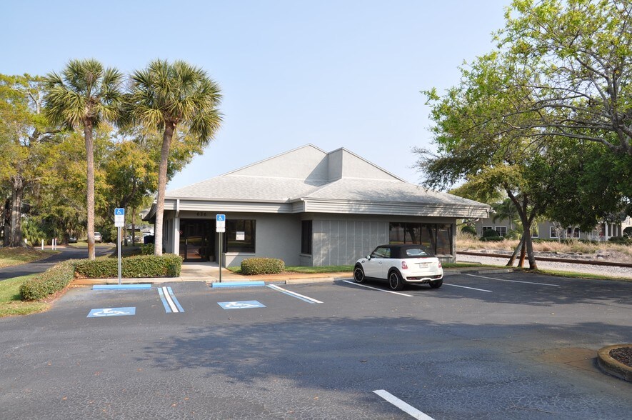 More Photos Of 626 Lakeview Rd, Clearwater Medical For Lease