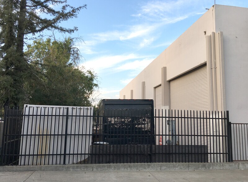 More Photos Of 73 W Court St, Woodland Freestanding For Sale