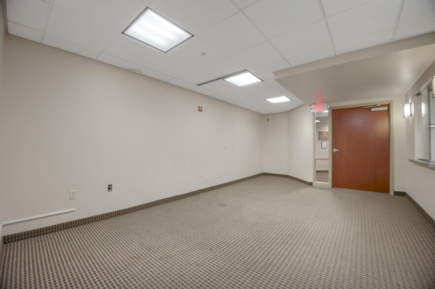 More Photos Of 21 Laurel Ave, Cornwall Medical For Lease