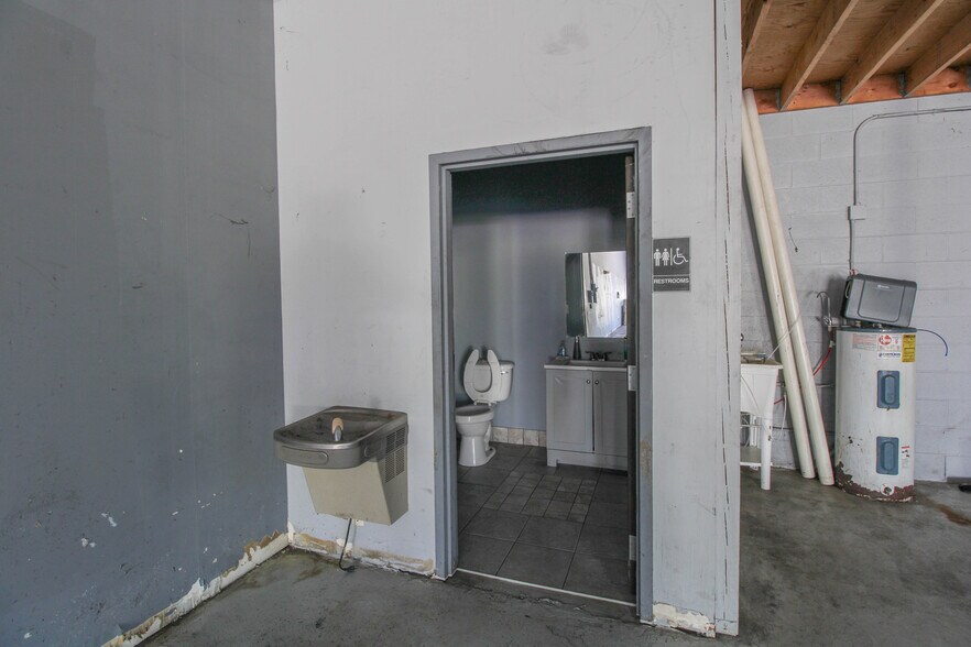 More Photos Of 2350 Us-17-92, Longwood Showroom For Lease