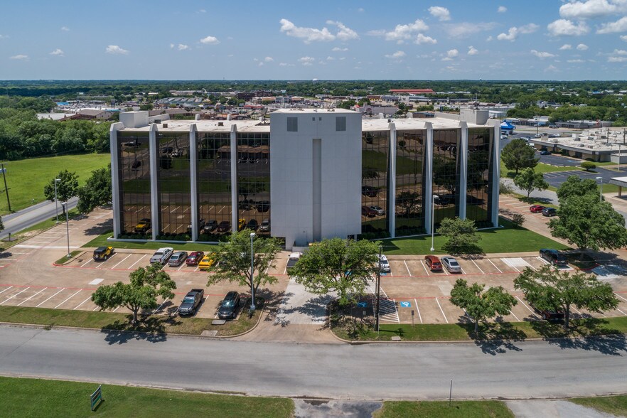More Photos Of 1800 Teague Dr, Sherman Office For Lease