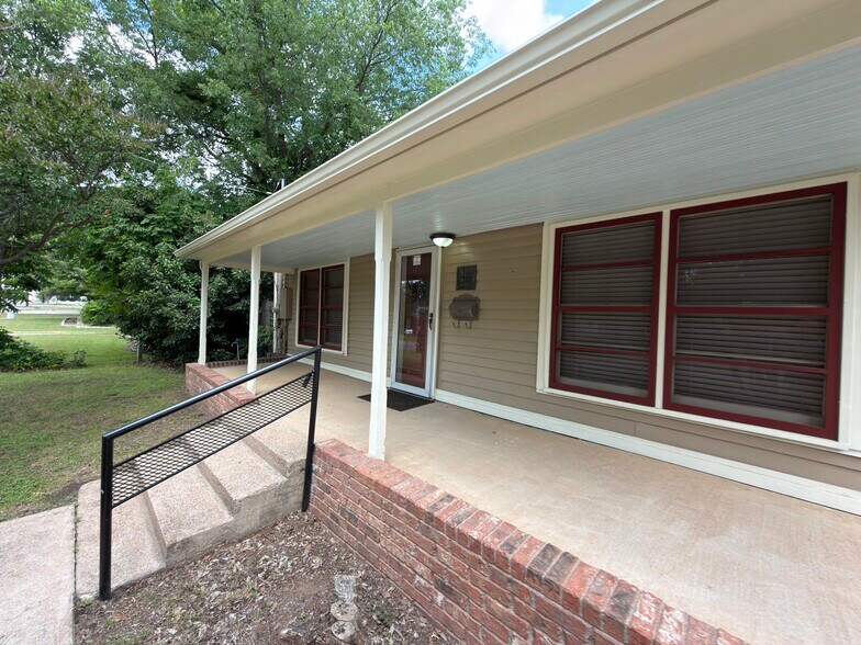 More Photos Of 902 W Pearl St, Granbury Office For Lease