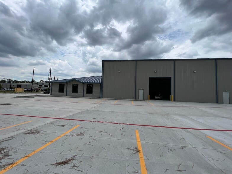 More Photos Of 18630 Intercontinental Crossing Dr, Houston Warehouse For Lease