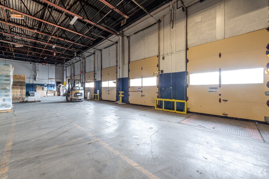 More Photos Of 7711 E Pleasant Valley Rd, Independence Showroom For Sale