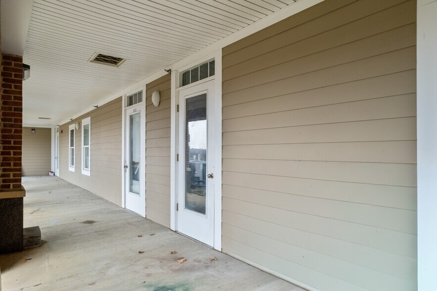 More Photos Of 13885 Hedgewood Dr, Woodbridge Office Residential For Sale