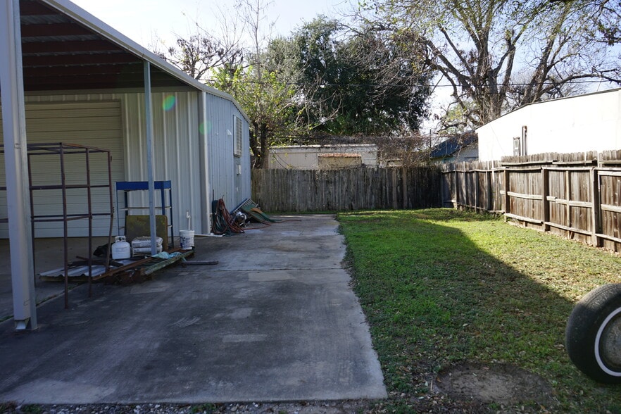 More Photos Of 11815 Beeville Dr, Houston Warehouse For Lease
