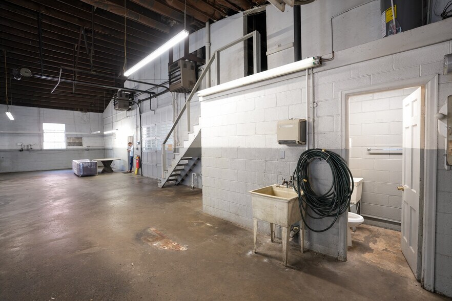 More Photos Of 417 S Mill St, Lexington Auto Repair For Sale