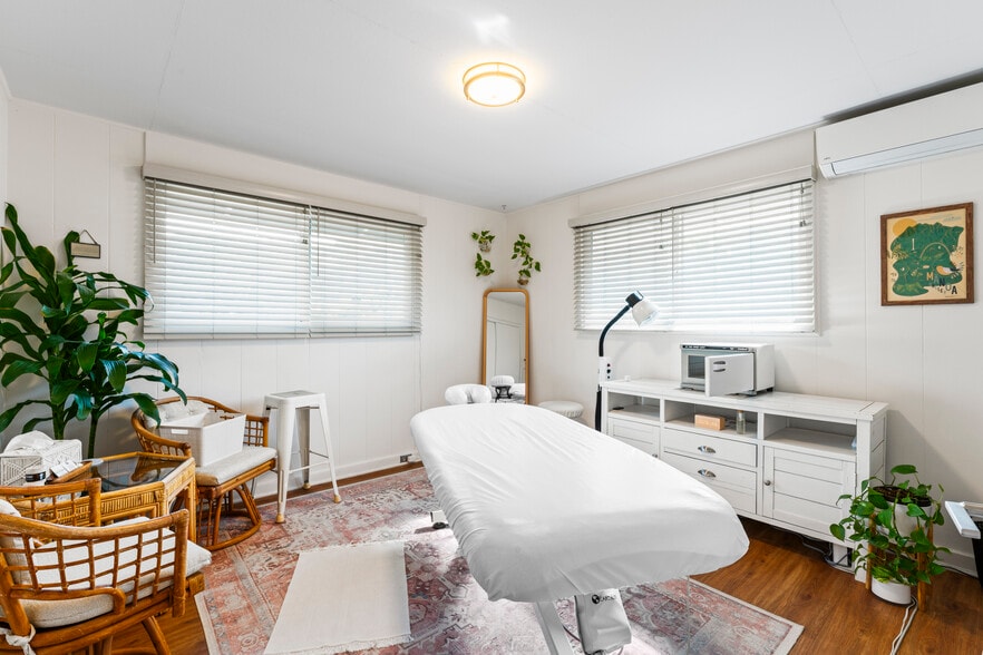 More Photos Of 2845 Lowrey Ave, Honolulu Restaurant For Sale