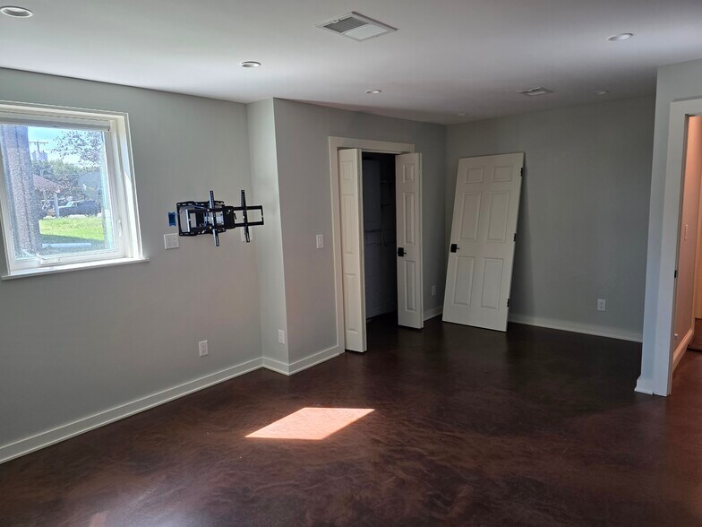 More Photos Of 9213 First St, Baroda Office For Lease