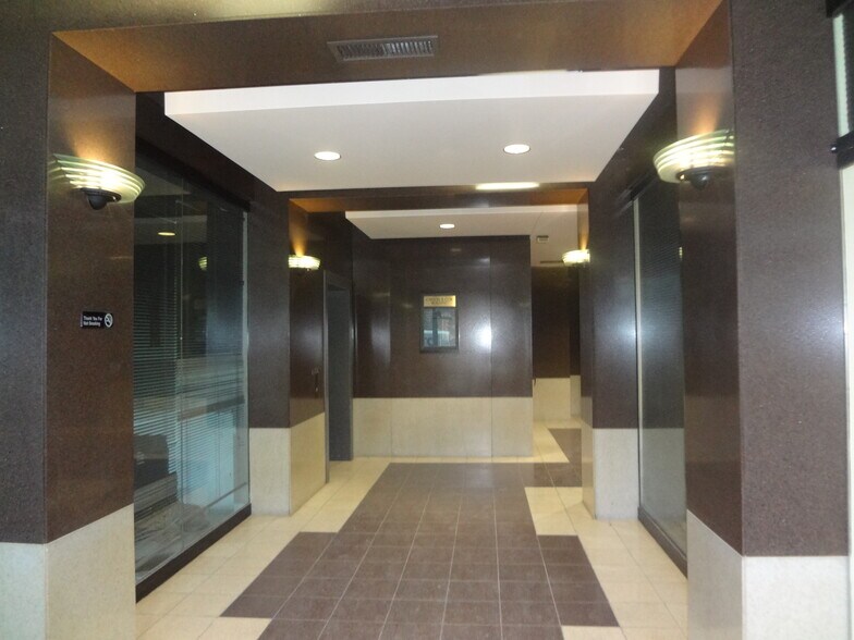 More Photos Of 515 E High St, Jefferson City Office For Sale