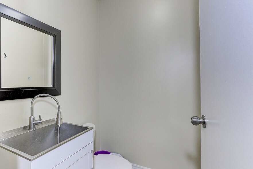 More Photos Of 570 Hood Rd W, Markham Service For Sale