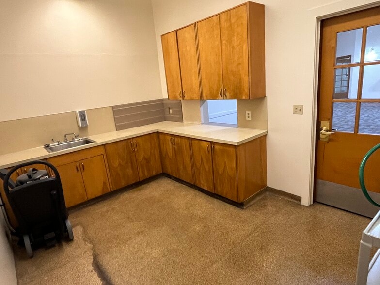 More Photos Of 7688 SW Capitol Hwy, Portland Specialty For Lease