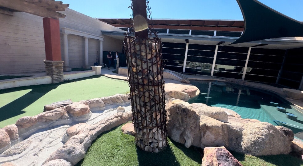 More Photos Of 8028 W Thunderbird Rd, Peoria Veterinarian Kennel For Lease