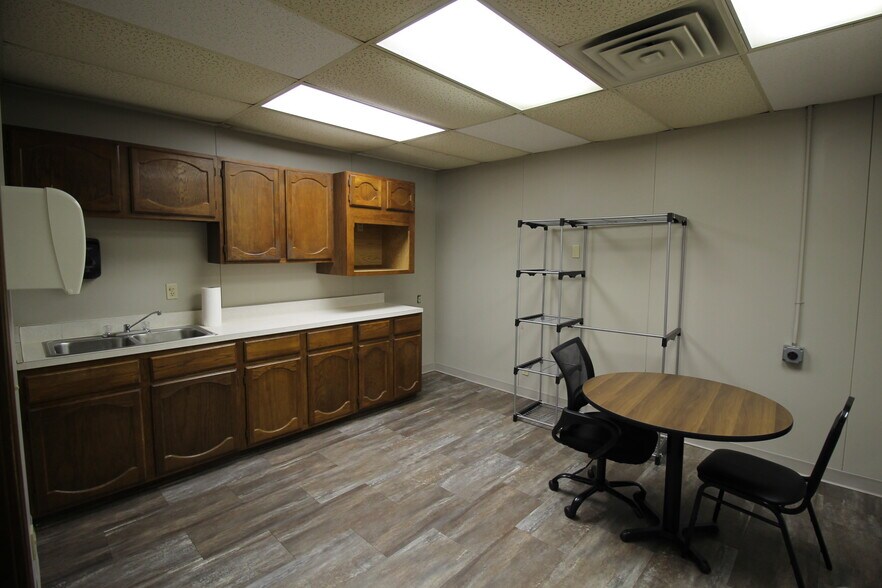 More Photos Of 1815 W Detroit St, Broken Arrow Service For Lease