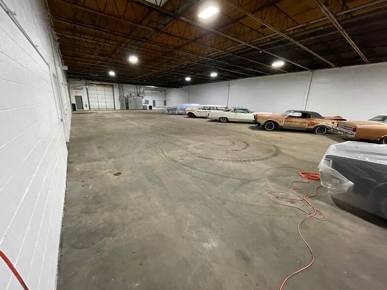 More Photos Of 6704 Pingree Rd, Crystal Lake Manufacturing For Lease