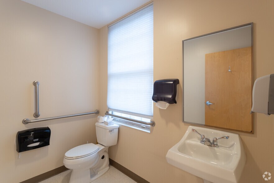 More Photos Of 6 Buttrick Rd, Londonderry Medical For Sale