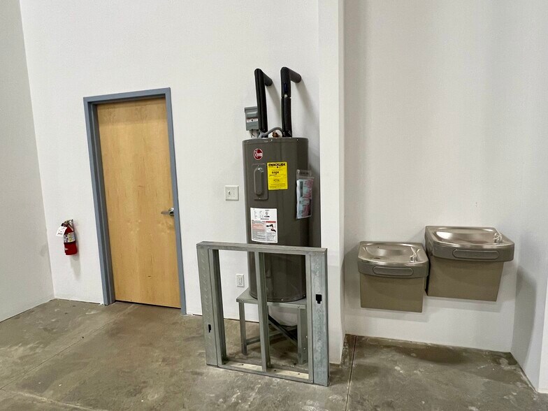 More Photos Of 185 Airport Rd, Fayetteville Warehouse For Lease