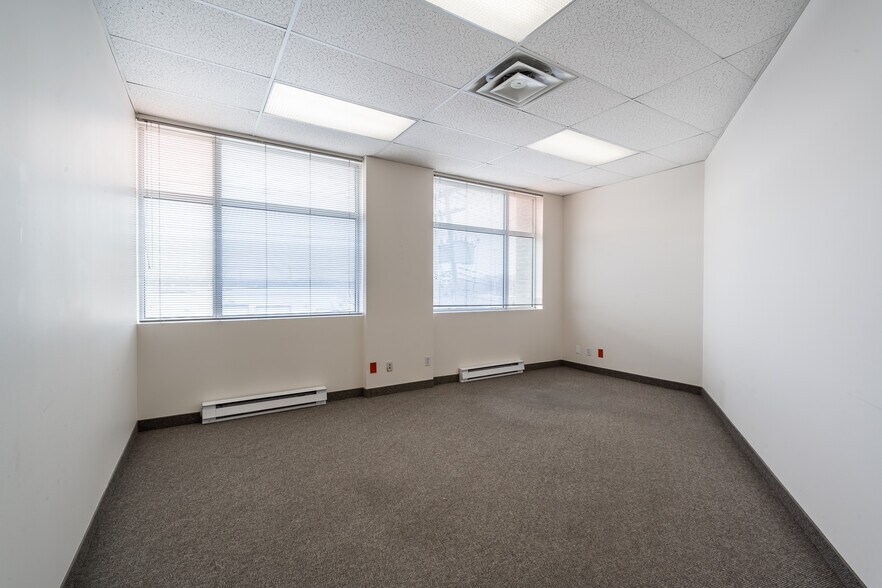 More Photos Of 13200 Boul Métropolitain E, Montréal Office For Sale