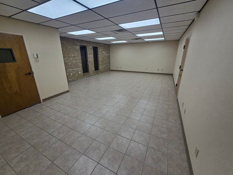 More Photos Of 3610-3616 Saturn Rd, Garland Office For Lease