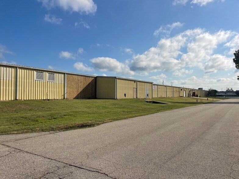 More Photos Of 810 S 28th St, Van Buren Warehouse For Lease